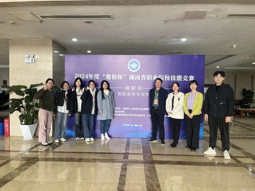 基础课部部长熊顺林与参赛学生和指导老师合影 基础课部部长熊顺林与参赛学生和指导老师合影