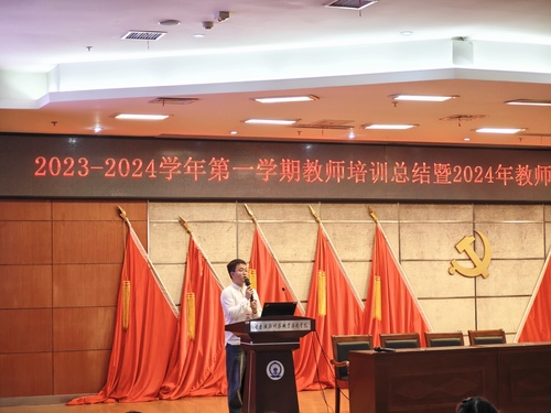 张琰老师代表新进教师讲话