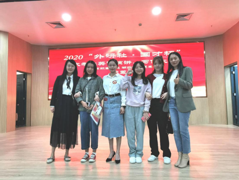 指导老师和选手比赛现场合影