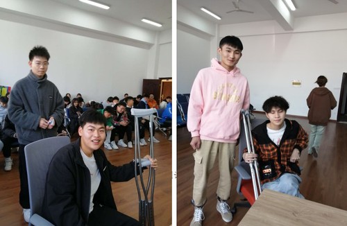 学生带伤参加普通话测试