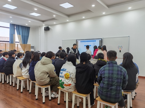 学生候测中