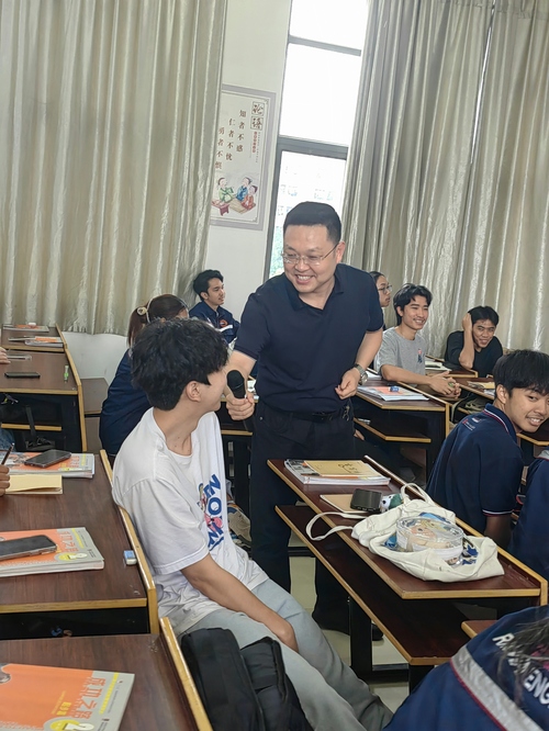 课堂上师生互动气氛热烈2