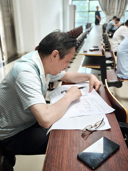 江利国老师参加词汇比赛